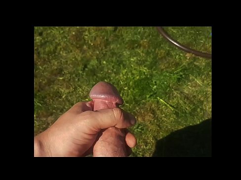 ❤️ Keçika germ di bexçeyek havînê de pisîka xwe ya pembe diqelişe û bi şuştinê dixe. ❤️ Super porno li me
