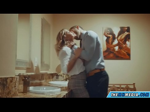 ❤️ Gava ku blondeyek busty we di nav hewşek gelemperî de dixapîne ❤️ Super porno li me